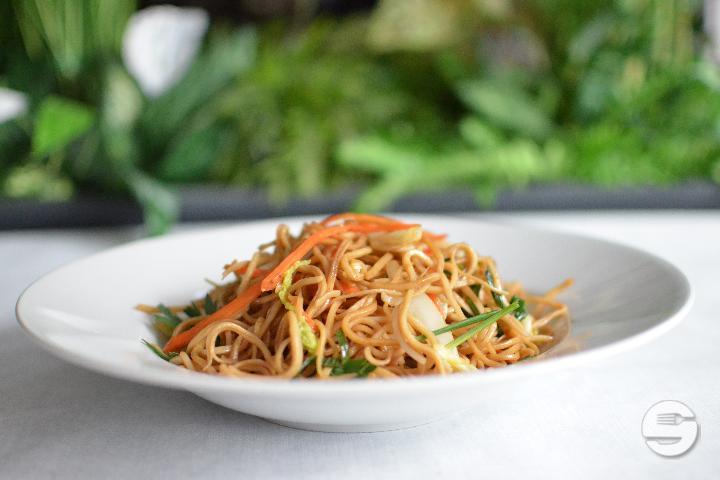 B6. Nouilles Sautées aux Légumes - Hong Kong Palace Boudry