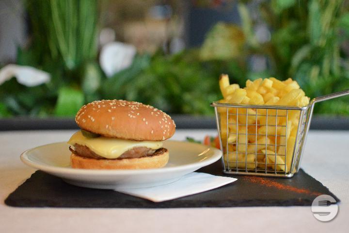 Steak burger avec frites - Hong Kong Palace Boudry