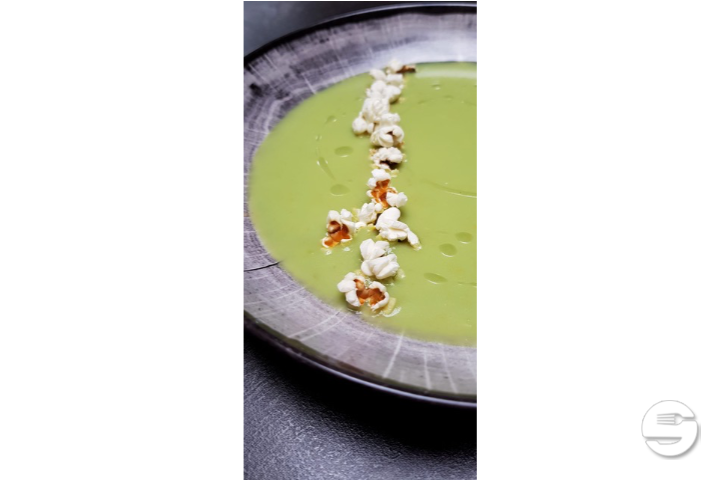 Velvety of green asparagus from Zealand with vegetable milk; Cottens corn popcorn - Le Carré