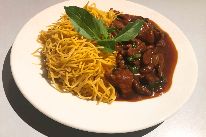 Boeuf au basilic avec nouilles sauté - Manora Fresh To Go