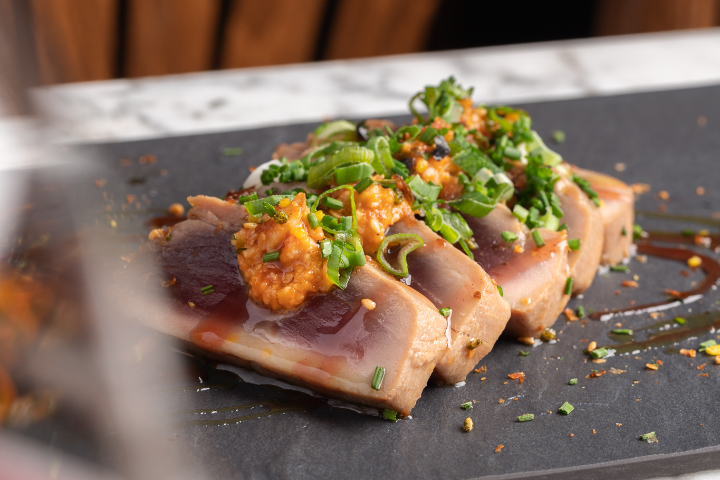 Tataki de Thon, sauce curry rouge et salade de wakame - Les Philosophes