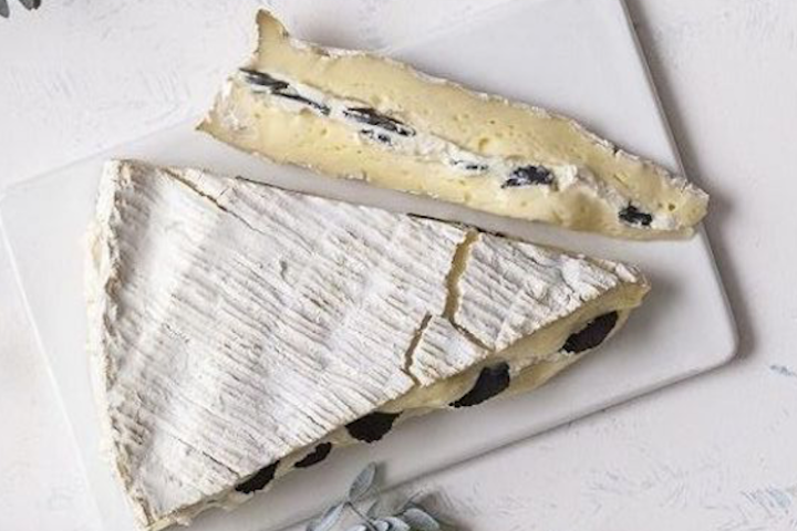 Le Brie de Meaux truffé maison, salade verte et noisettes du Piémont - Les Philosophes