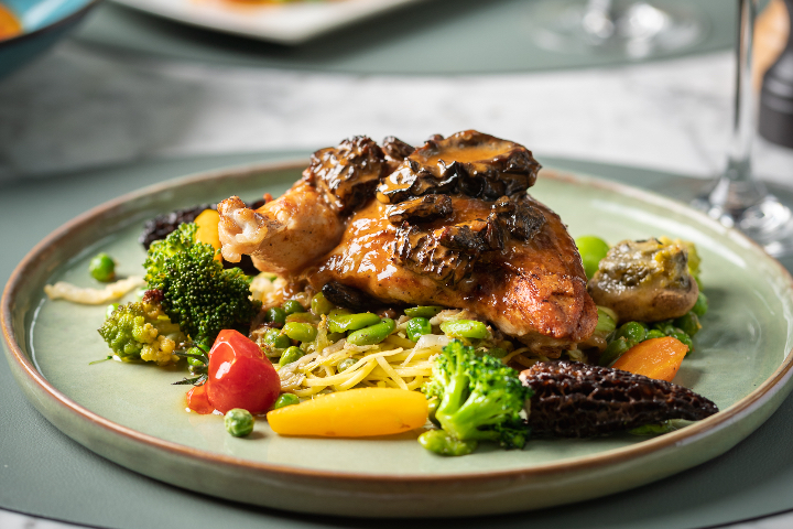 Suprême de poulet mariné au citron et fleur d'origan, potatoes et poêlée de légumes - Les Philosophes