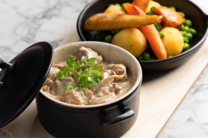Sauté de veau aux pleurotes, écrasé de pommes de terre et poêlée de légumes verts - Les Philosophes