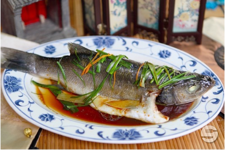 S10. Loup de mer à la vapeur "Spécialité du Chef" - Zhong tong