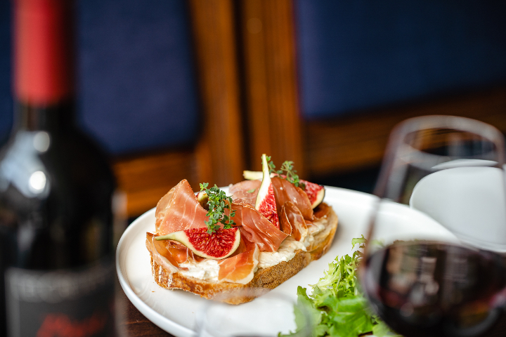 Tartine de Chèvre frais, jambon cru & poires - L'Agape