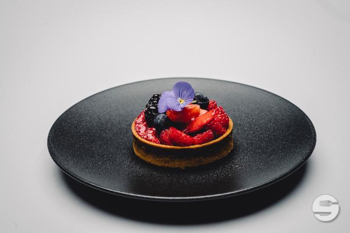 Shortbread pie with red berries of the moment - Le Fouquet's Montreux