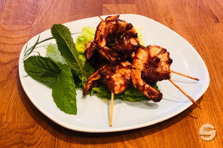 71. Brochette crevettes au sauce satay § - Le Basilic