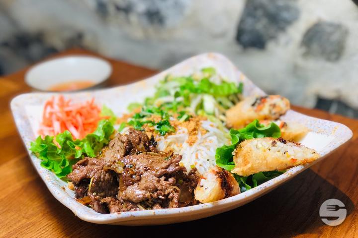 18. Bun Bo Cha Gio - Le Basilic