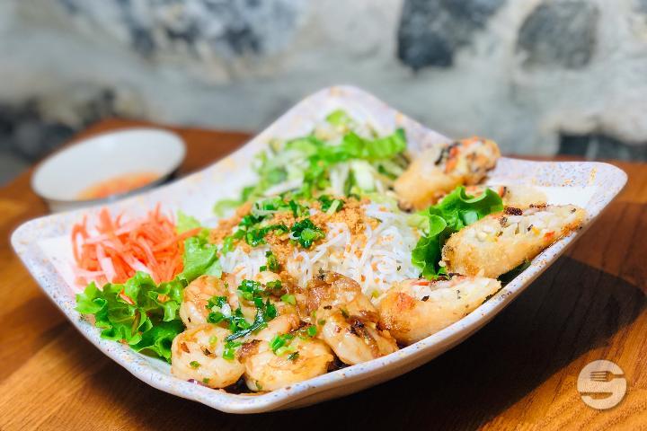 19. Tom Bun Cha Gio Re Hai San - Le Basilic