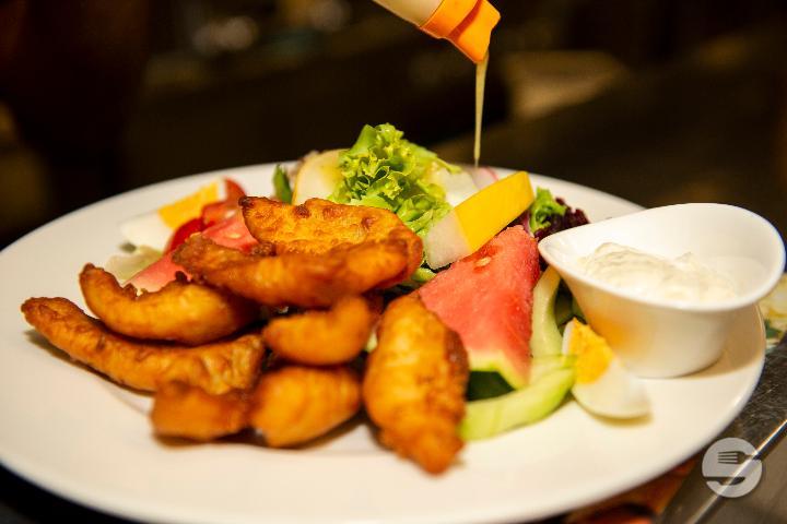 Fitness Plate with fried Fish and Tartare Sauce - Punto e Pasta