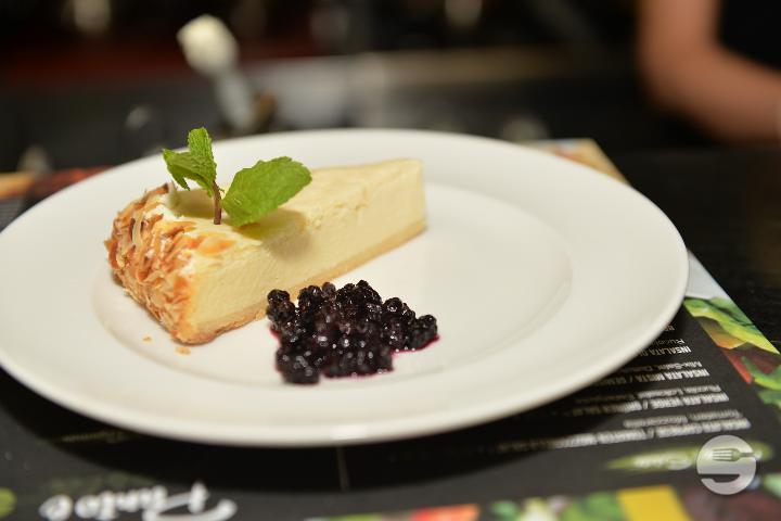 Cheesecake mit Beerenkompott - Punto e Pasta