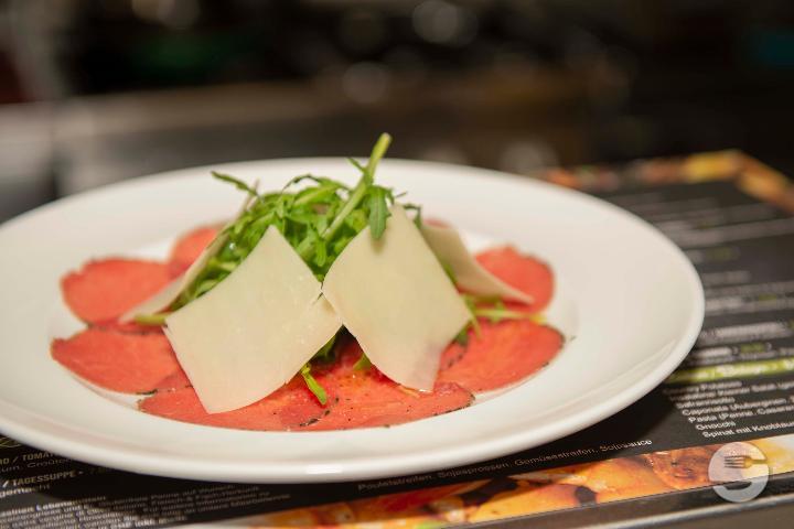 Rindscarpaccio mit Rucola und Parmesansplittern - Punto e Pasta