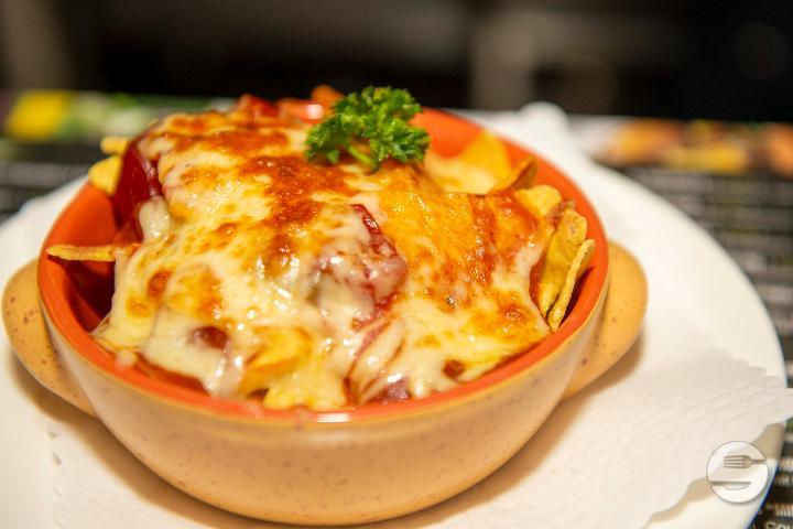 Puntos nachos with bolognese - Punto e Pasta