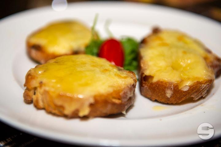 Garlic bread baked with butter and cheddar cheese - Punto e Pasta