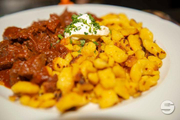 Hungarian beef goulash - Punto e Pasta