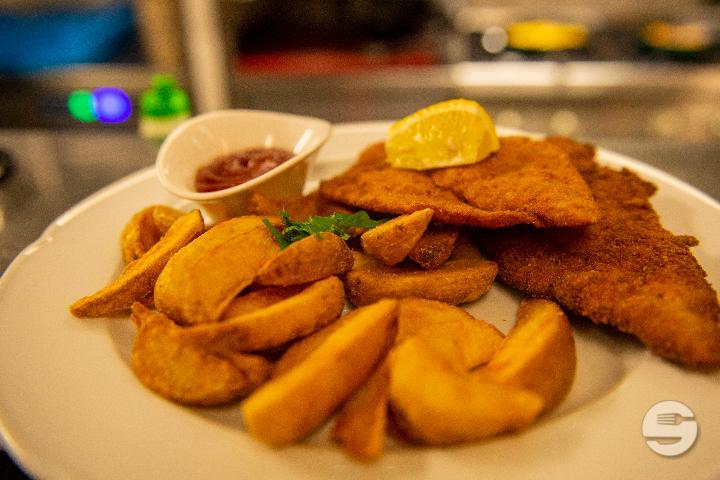 Breaded chicken escalope - Punto e Pasta