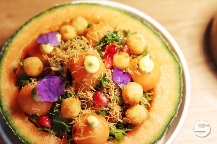 Fraîcheur de melon, chou kale et croquants de chèvre - Kasbar