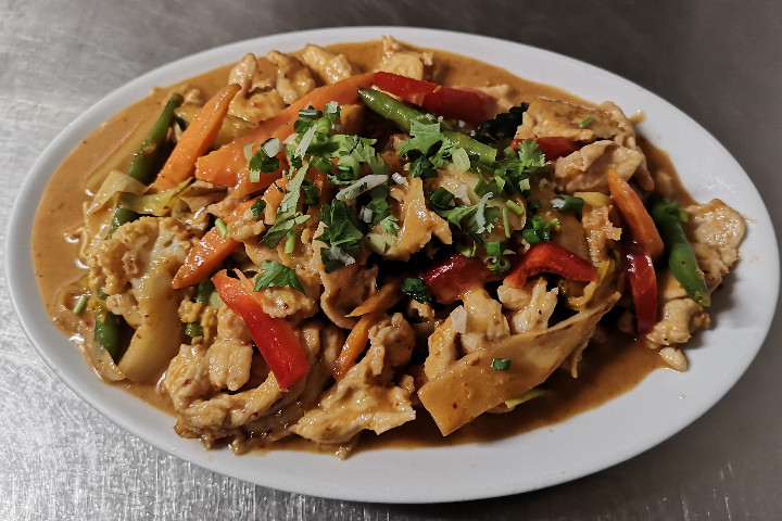 Poulet Sauté au Curry Rouge - Café Restaurant Le Dalat