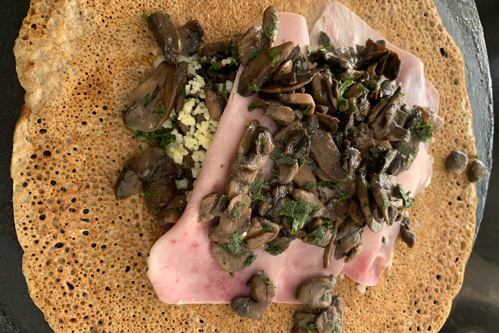 Crêpe, champignons, Gruyère, jambon - La ChandeLaure