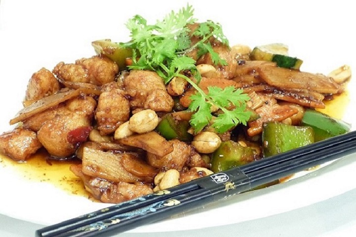 A13. Chicken KongPo Style scharf mit Gemüse und Erdnuss - Asia Food Town