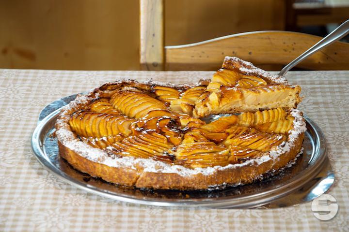 Homemade apple pie - Auberge de Savièse