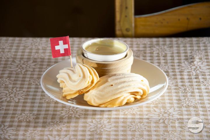 Artisanal meringues and double cream of Gruyère cheese - Auberge de Savièse