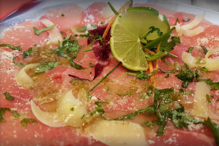 Carpaccio de boeuf au parmesan - Auberge de Savièse