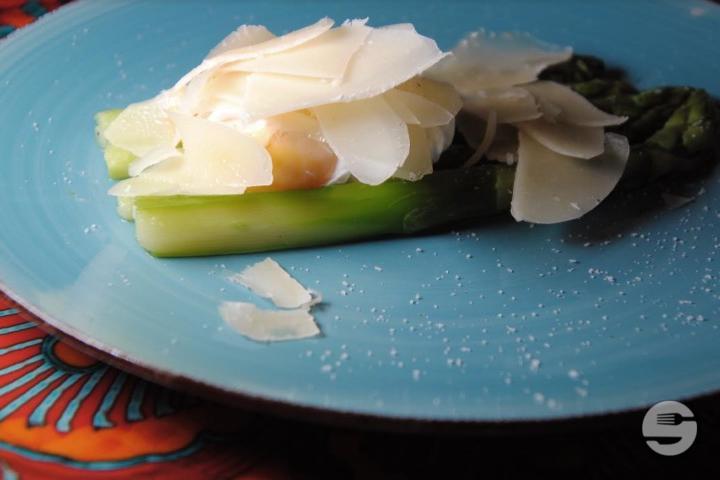 Asparagi Verdi Tiepidi con Uovo in camicia e Scaglie di Grana - Al Ventuno