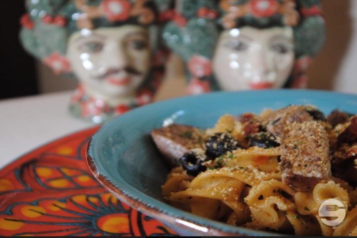 Fusilloni alla Siciliana con Pomodori Soleggiati, Capperi, Olive, Tonno Rosso e Mollica Croccante - Al Ventuno