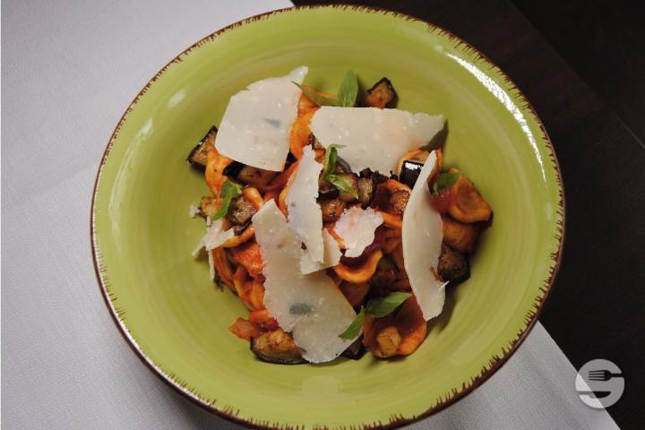 Orecchiette al Pesto di Basilico e Salmone fresco saltato - Al Ventuno
