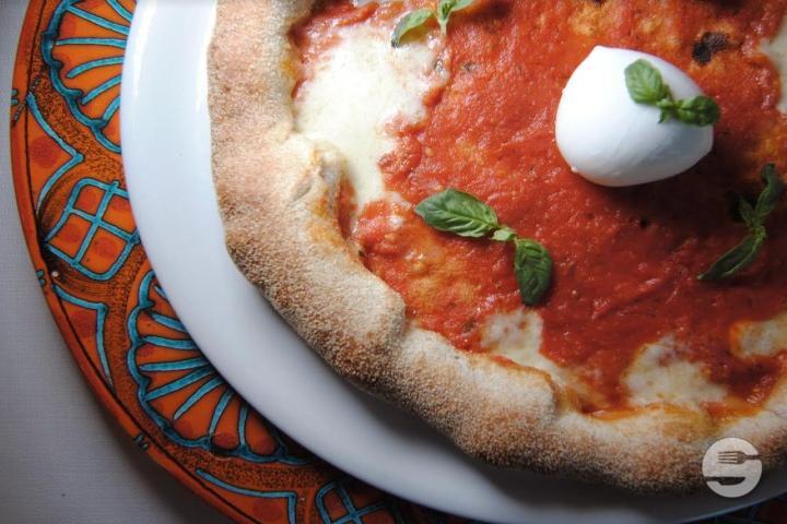 Pizza con bordo ripieno - Al Ventuno