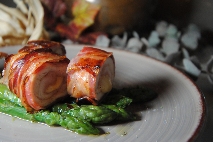 Rollé di Pollo, Scamorza e Pancetta con Asparagi verdi - Al Ventuno