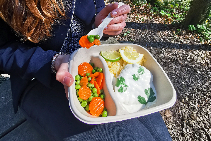 NOUVEAU ! Poitrine de Poulet Sauce au Citron Polenta et Petits Pois & Carottes - Fleur De Pains