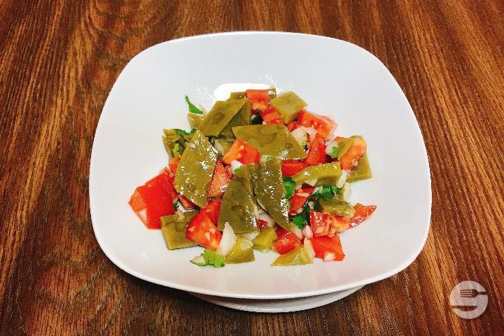 Ensalada de Nopales - El Burrito Feliz