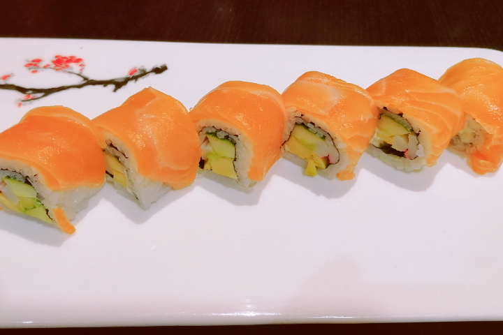 C26 - Uramaki Crabe, Concombre, Avocat, Mayonnaise et Saumon - Long Sheng