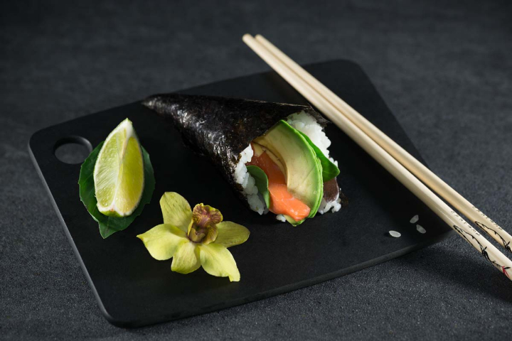 C28 - Temaki Saumon, Salade, Concombre, Avocat - Long Sheng