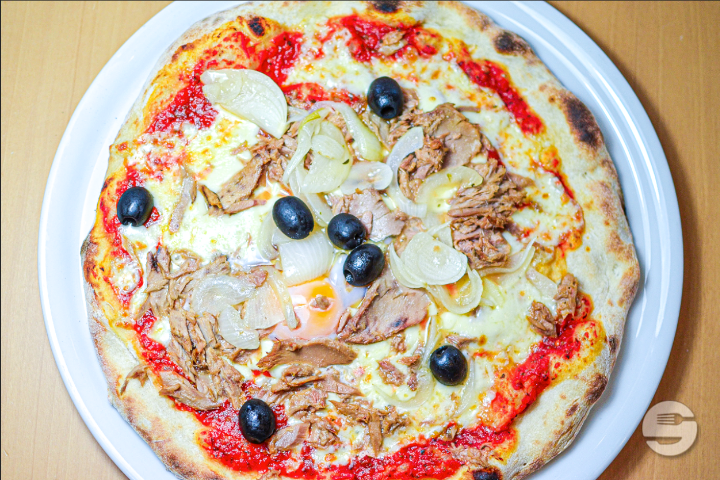 Pizza al Tonno - Trattoria Toscana