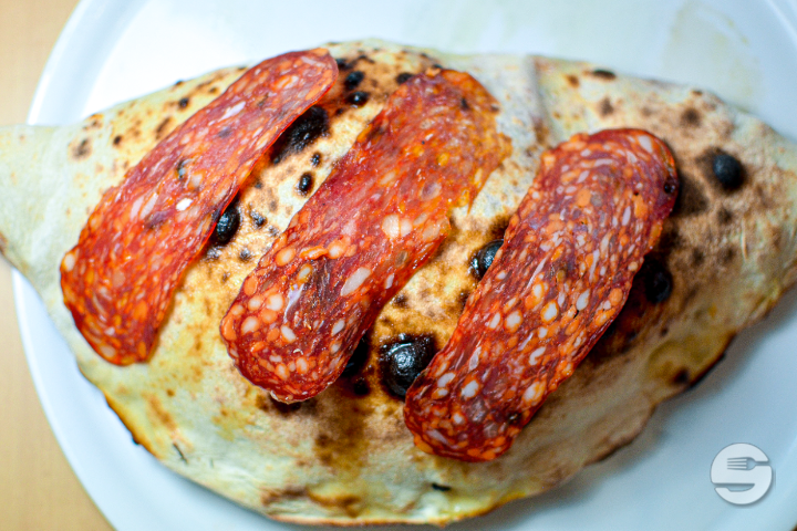 Pizza Calzone - Trattoria Toscana