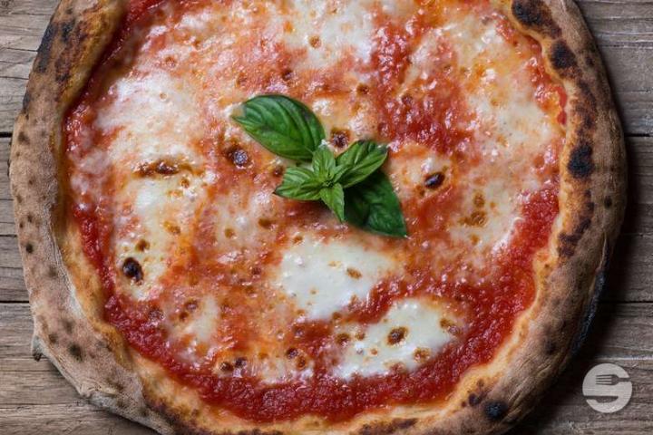 Pizza Margherita - Trattoria Toscana