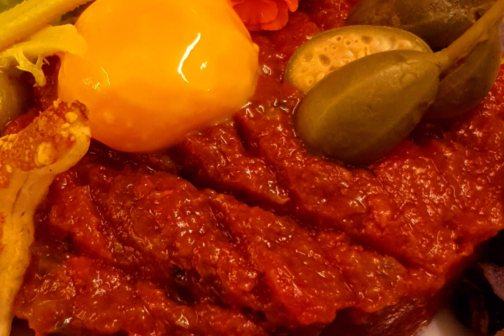 Rassiges Rindstatar mit cremigem Eigelb und blauen Kartoffelchips - Lapin