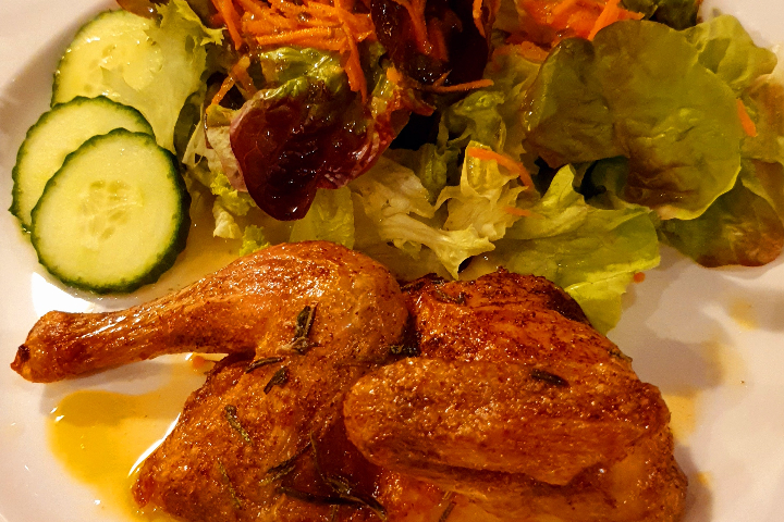 Luzerner Mistkratzerli vom Lapin Grill mit Salat - Lapin