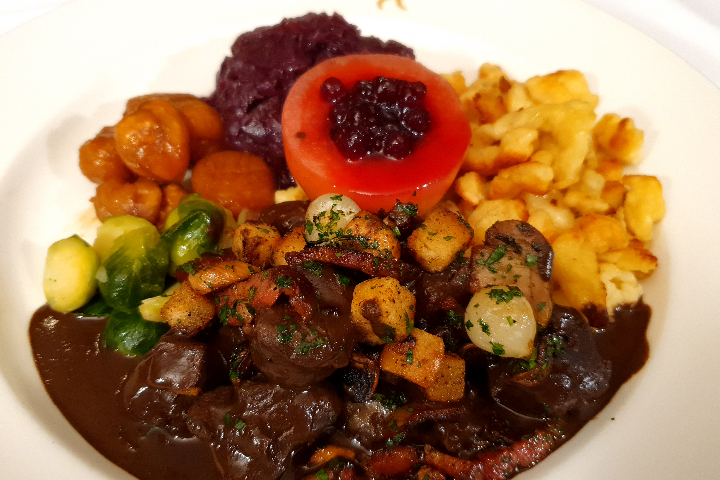 Rehpfeffer "Jägerart" aus dem Elsass, mit hausgemachten Eierspätzli, braisiertem Rotkraut, glasierten Marroni, Rosenkohl und Preiselbeerapfel - Lapin