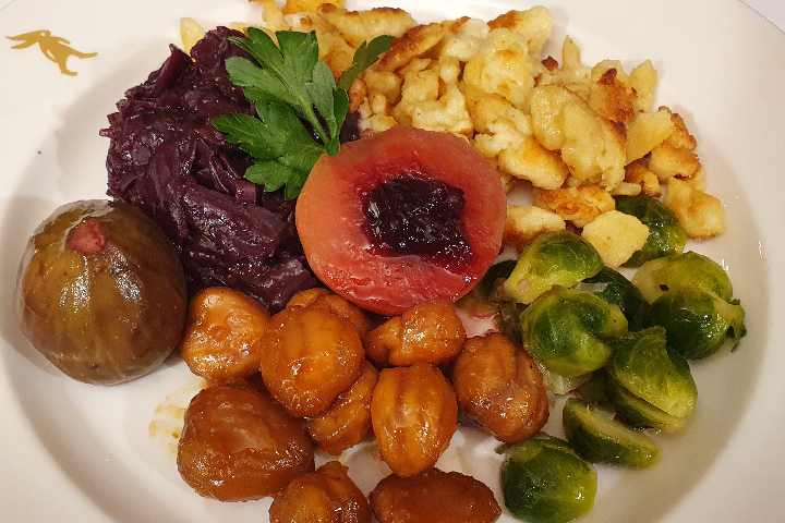 Wildgarniturenteller mit hausgemachter Eierspätzli, Rotkraut, glasierten Marroni, Rosenkohl, Rotweinfeige und Preiselbeerapfel mit Wildrahmsauce - Lapin