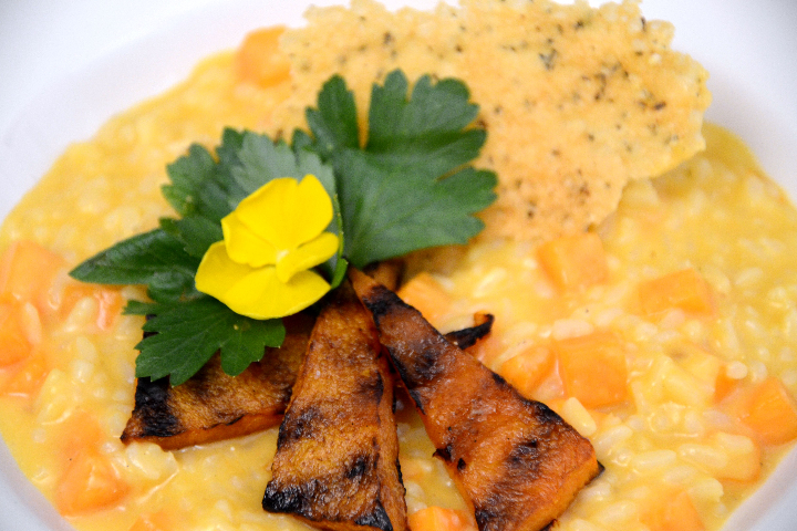 Kleiner Kürbisrisotto mit gegrilltem Kürbis und Parmesan Chip - Lapin