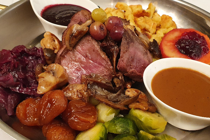 Rehrücken (ab 1 Person)mit schwarzer Kirsch- und Wildrahmsauce, dazu hausgemachte Eierspätzli, braisiertem Rotkraut, fein glaiseerte Marroni, Rosenkohl und Preiselbeerapfel - Lapin