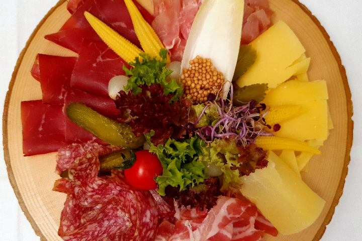 Wilder Bündnerteller, mit Bünderfleisch, Hirschsalsitz, Wildscshweinschinken, Speck, Hobelkäse und Senfkaviar - Lapin