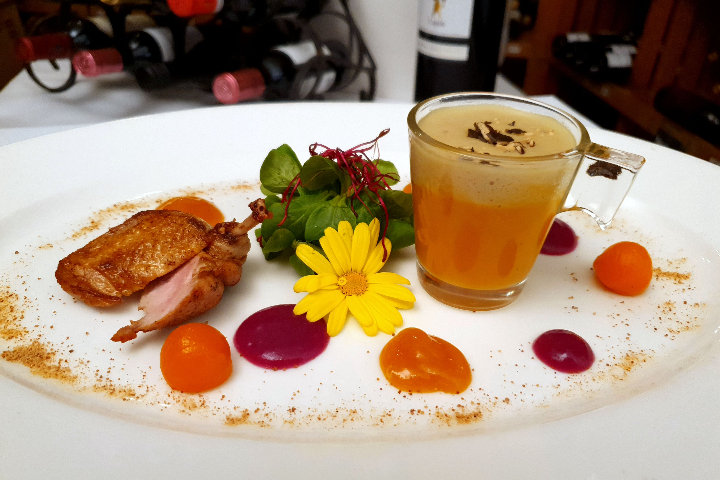 Herbst Küchenzauber, Gebratenes Wachtelbrüstchen, Orangenchutney, Rotkabiscreme, Nüsslistrauss und kleines Süppchen - Lapin
