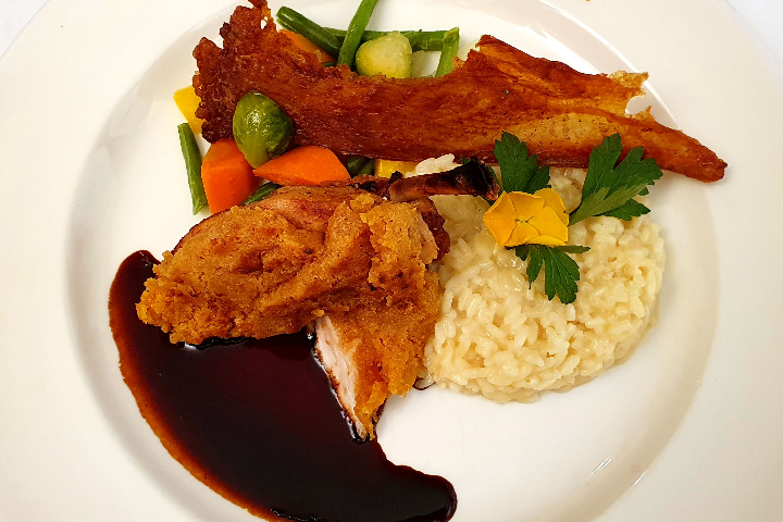 Gebratenes Perlhuhnbrüstchen, mit Aprikosenkruste, an kräftigem Jus, mit cremigem Risotto und herbstlichem Gemüse - Lapin