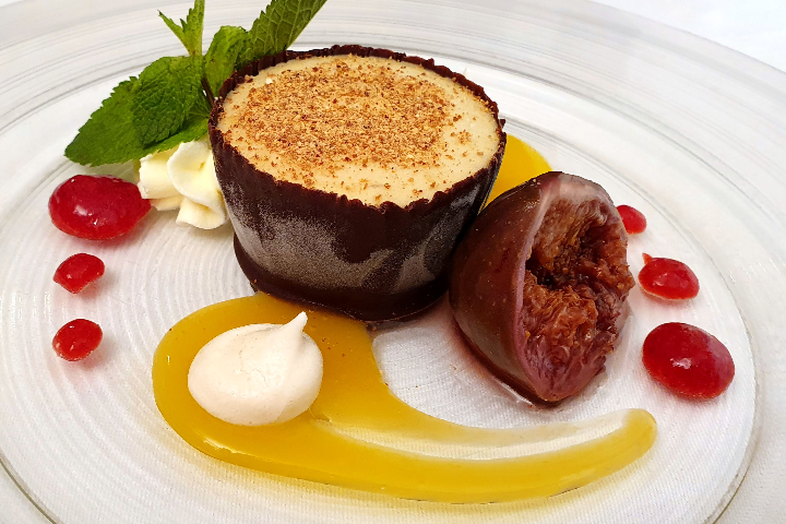 Hausgemachtes Marroni-Parfait Glacé, im Schoggichörbli mit Gewürzfeige, Orangensauce und Mandelerde - Lapin